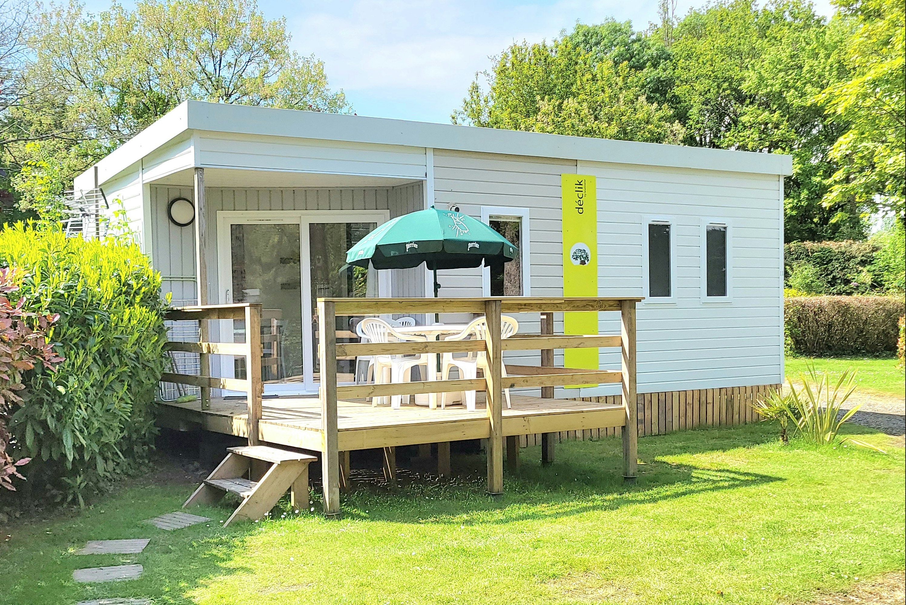 Camping Du Bois de Beaumard  - Mobilheim mit Terrasse auf dem Campingplatz