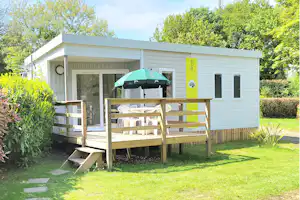 Camping Du Bois de Beaumard - Mobilheim mit Terrasse auf dem Campingplatz