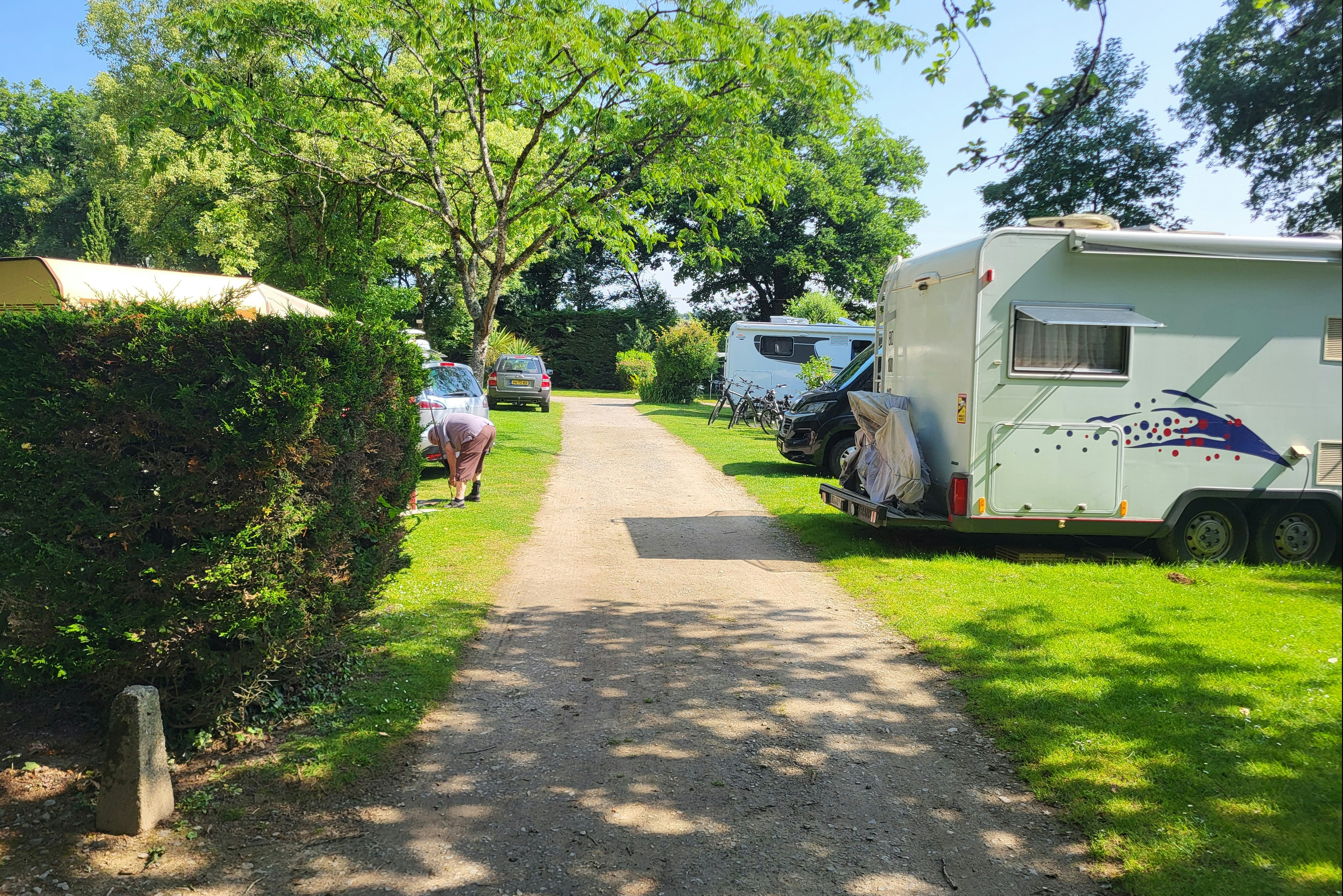 Camping Du Bois de Beaumard - Blick auf die Standplätze auf der Wiese