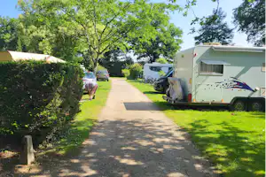 Camping Du Bois de Beaumard - Blick auf die Standplätze auf der Wiese