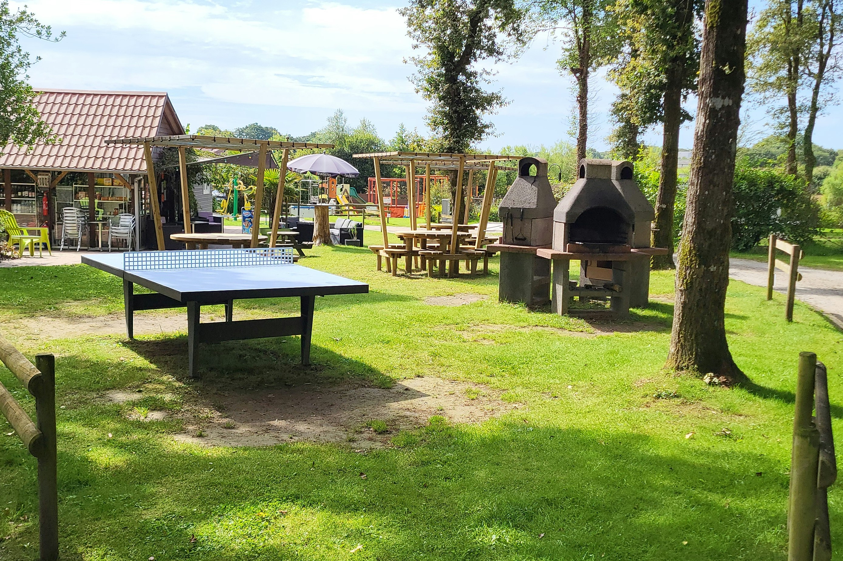 Camping Du Bois de Beaumard - Grillstelle und Tischtennisplatte auf dem Campingplatz