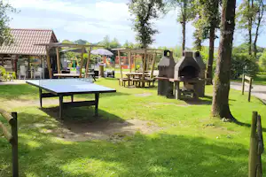 Camping Du Bois de Beaumard - Grillstelle und Tischtennisplatte auf dem Campingplatz