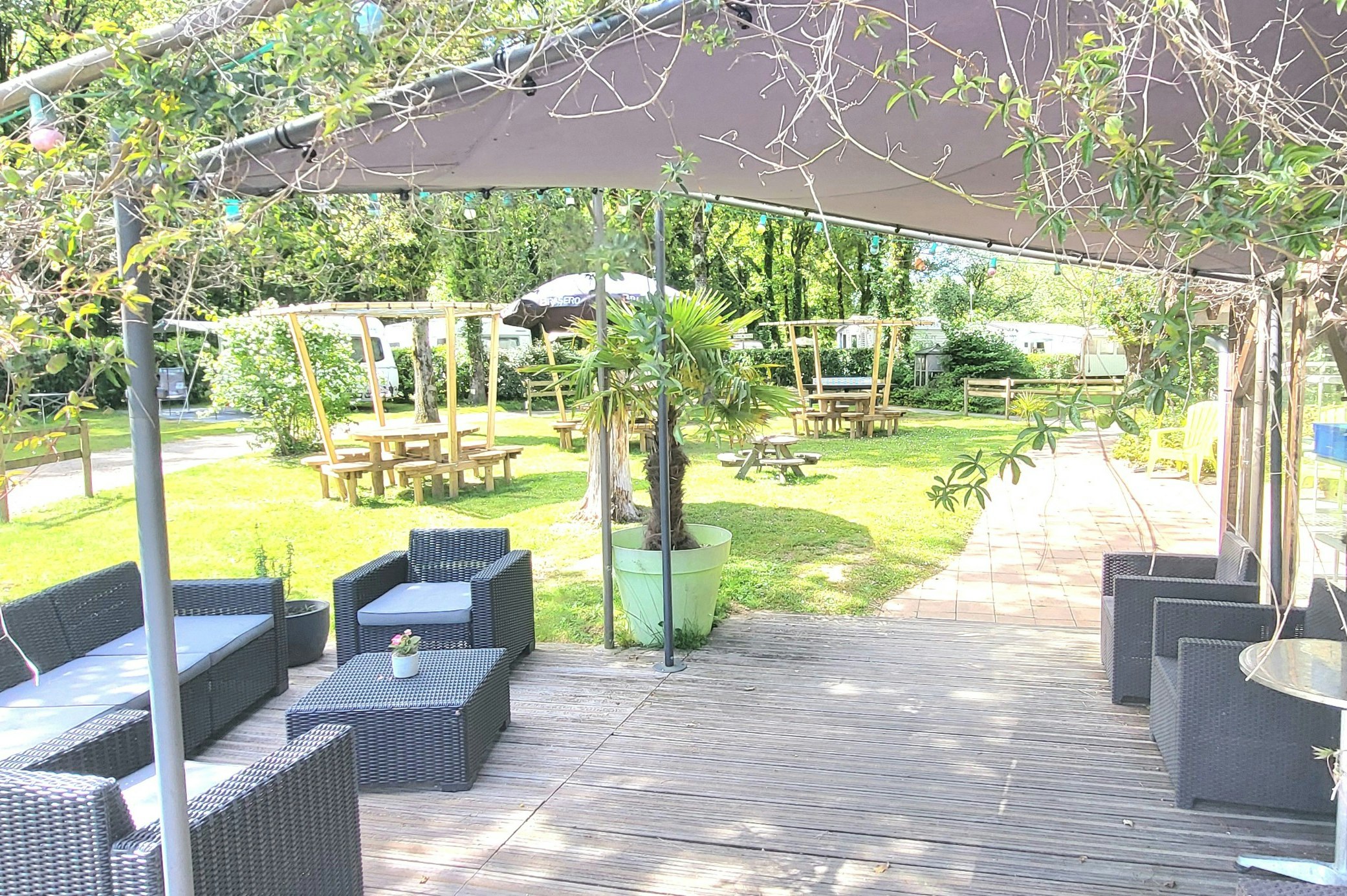 Camping Du Bois de Beaumard - Terrasse auf dem Campingplatz