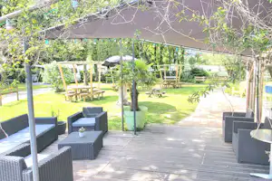 Camping Du Bois de Beaumard - Terrasse auf dem Campingplatz