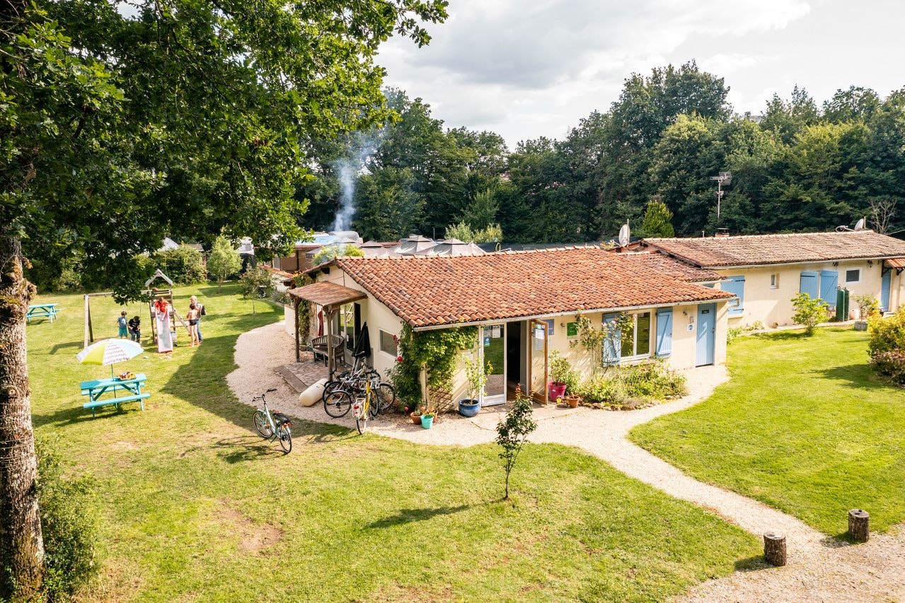 Camping Du Bois de St. Hilaire - Hauptgebäude aus der Vogelperspektive