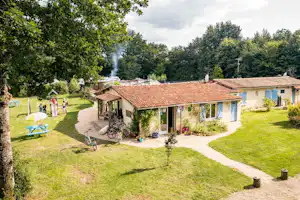 Camping Du Bois de St. Hilaire - Hauptgebäude aus der Vogelperspektive