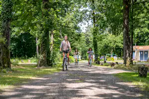 Camping Du Bois de St. Hilaire - Kinder mit Fahrrädern auf dem Campingplatz