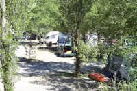 Camping du Brec  -  Wohnwagenstellplatz vom Campingplatz zwischen Bäumen