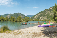 Camping du Brec  - Blick vom Campingplatz auf den Fluss und die umliegenden Berge, Möglichkeiten zum Kayakfahren