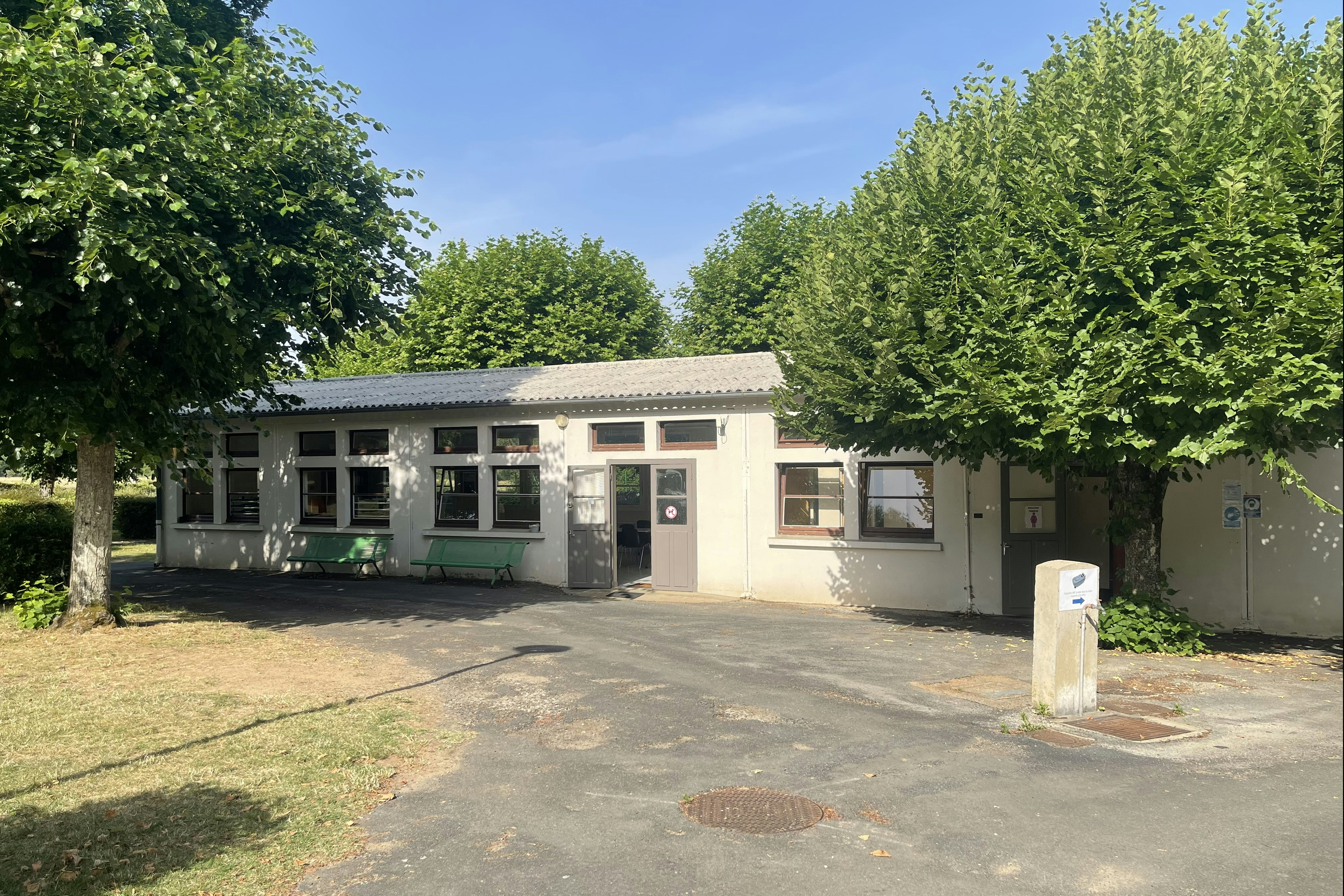 Camping du Canal de Berry - Sanitärgebäude auf dem Campingplatz