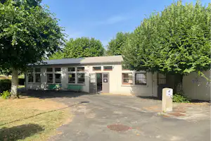 Camping du Canal de Berry - Sanitärgebäude auf dem Campingplatz