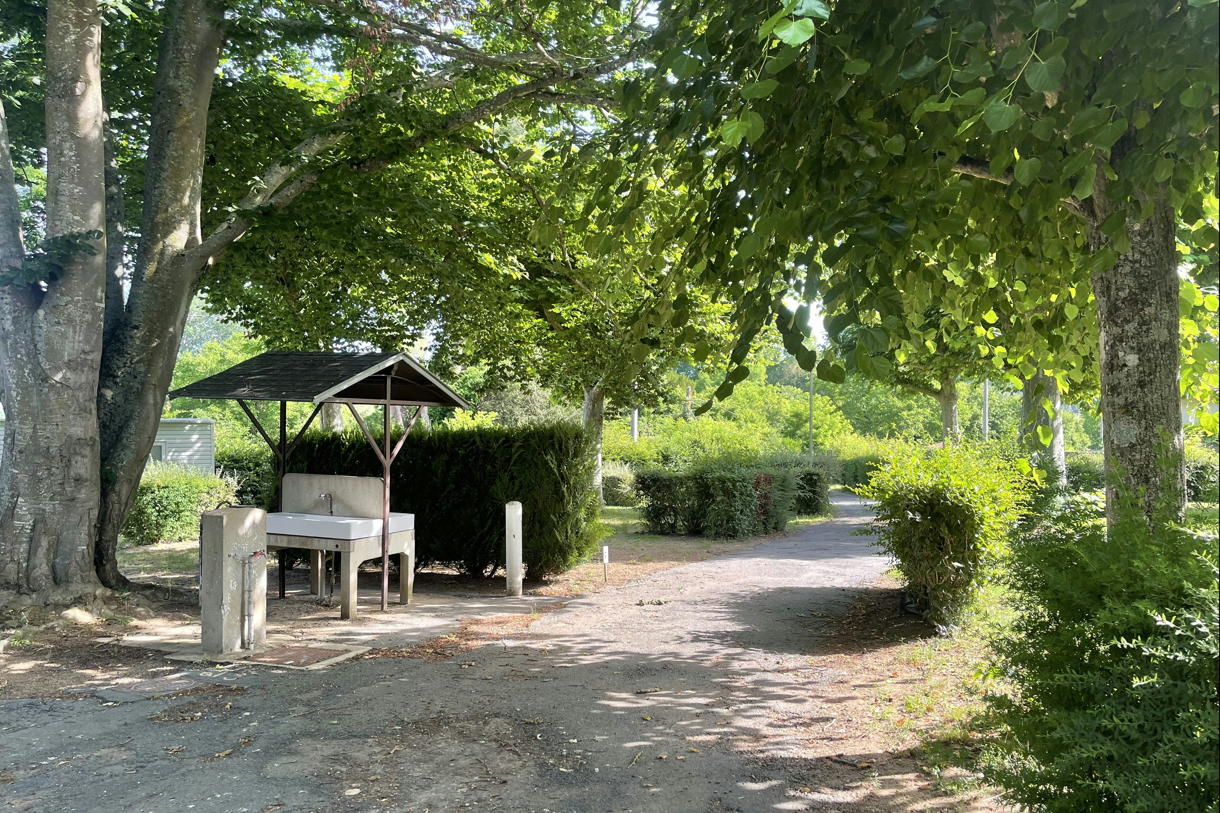 Camping du Canal de Berry - Stellplätze im Schatten der Bäume
