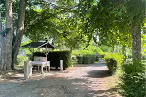 Camping du Canal de Berry - Stellplätze im Schatten der Bäume