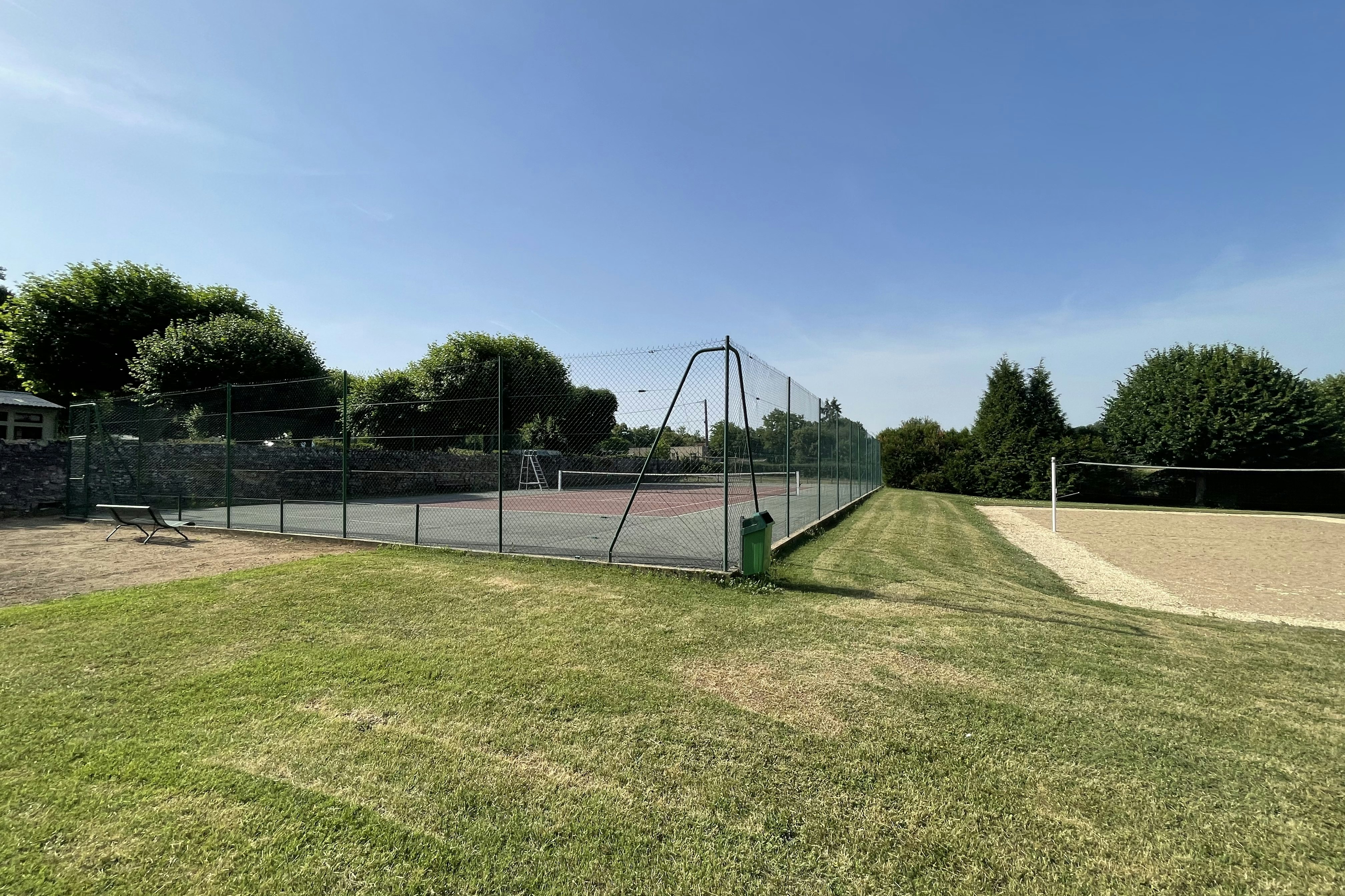 Camping du Canal de Berry - Tennis- und Volleyballplatz auf dem Campingplatz