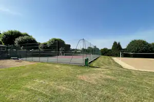 Camping du Canal de Berry - Tennis- und Volleyballplatz auf dem Campingplatz