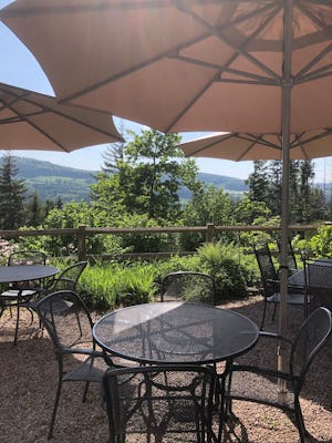 Camping du Château - Restaurant mit Terrasse auf dem Campingplatz
