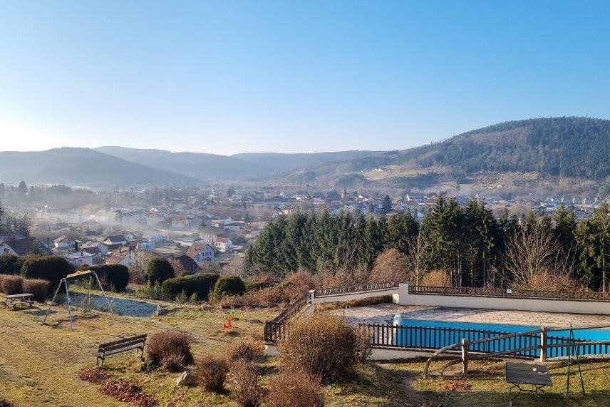 Camping du Château - Blick auf den Pool und die Umgebung des Campingplatzes