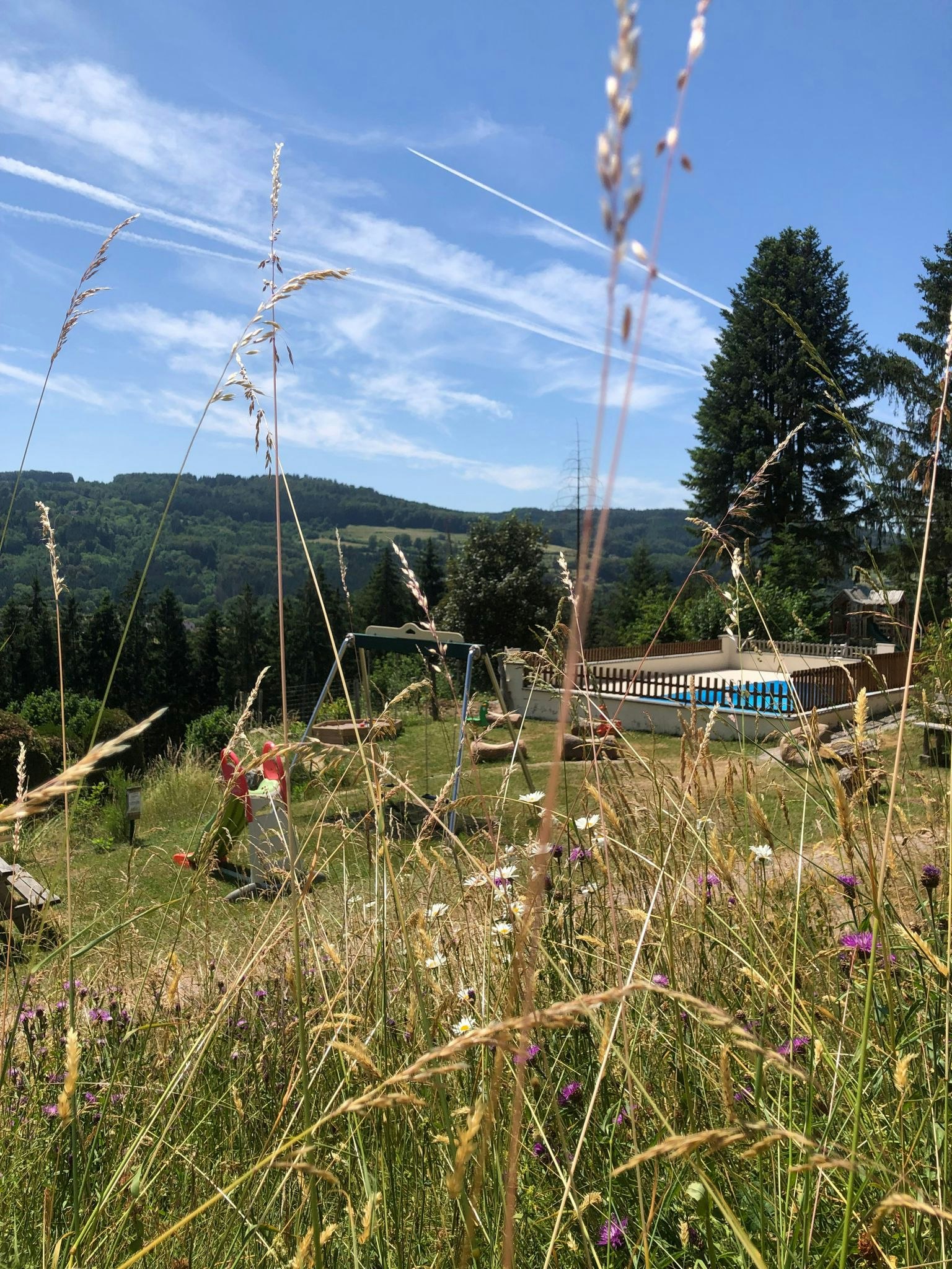 Camping du Château - Kinderspielplatz neben dem Pool des Campingplatzes