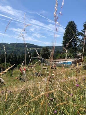 Camping du Château - Kinderspielplatz neben dem Pool des Campingplatzes