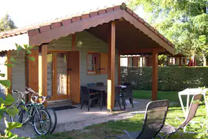 Camping Du Chatelet - Chalet mit Terrasse auf dem Campingplatz