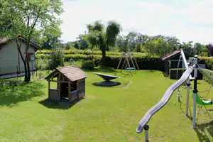 Camping Du Chatelet - Campinganlage mit Spielplatz und Rutsche