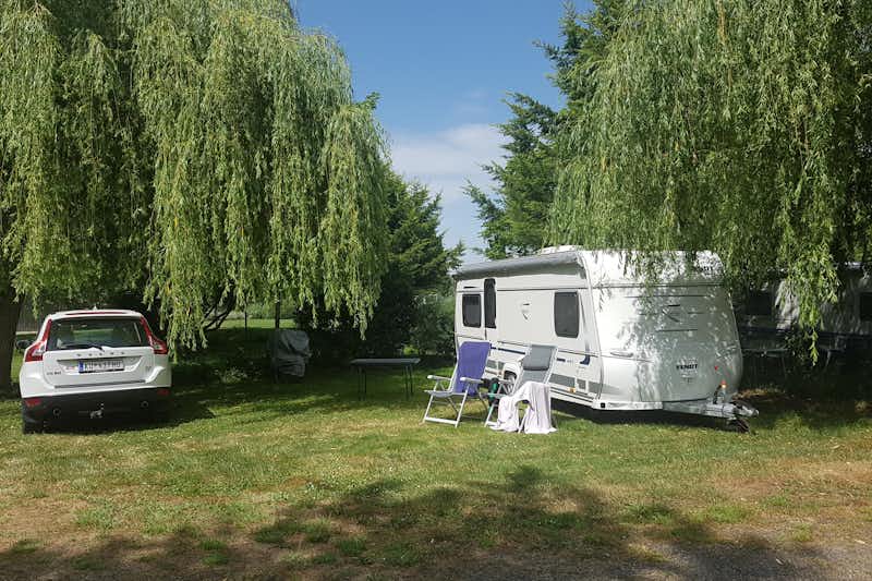 Camping Du Chene - Wohnwagen- und Zeltstellplatz vom Campingplatz zwischen Bäumen