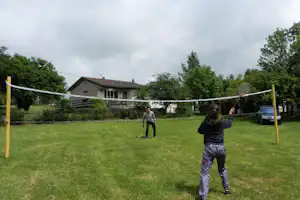 Camping Du Colombier - Camper beim Federballspielen auf dem Campingplatz