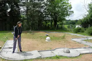 Camping Du Colombier - Camperin beim Minigolf spielen auf dem Campingplatz