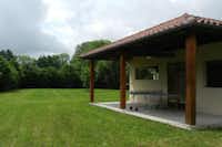 Camping Du Colombier - Gebäude des Campingplatzes mit überdachter Terrasse auf der eine Tischtennisplatte steht