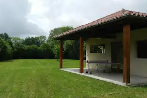 Camping Du Colombier - Gebäude des Campingplatzes mit überdachter Terrasse auf der eine Tischtennisplatte steht