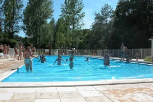 Camping du Coucou - Campingplatzanlage mit Pool und Liegestühlen in der Sonne