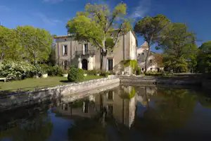 Camping du Domaine de Massereau - Hauptgebäude am Teich auf dem Weingut vom Campingplatz