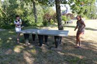 Camping du Domaine de Senaud - Gäste beim Tischtennisspielen