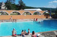 Camping du Domaine de Senaud - Gäste liegen am Pool in der Sonne