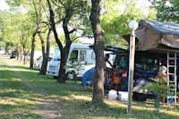 Camping du Domaine de Senaud - Wohnwagenstellplätze im Grünen