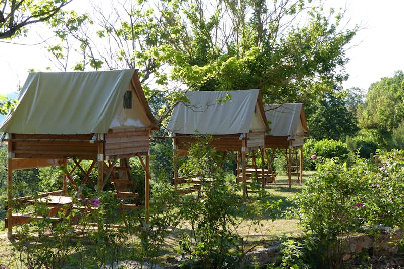 Camping du Domaine de Senaud - Zelt auf Stelzen auf dem Campingplatz