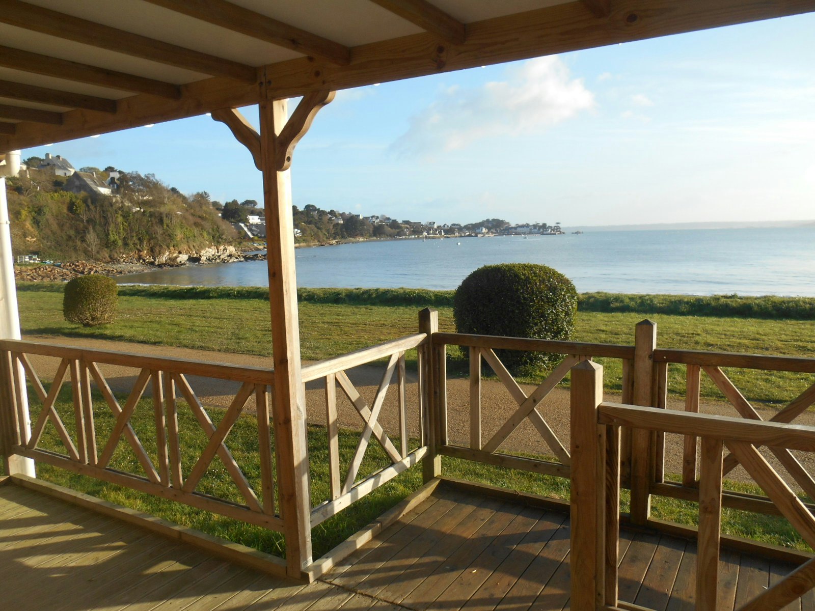 Camping du Fond de la Baie  - Mobilheim mit Terrasse auf dem Campingplatz