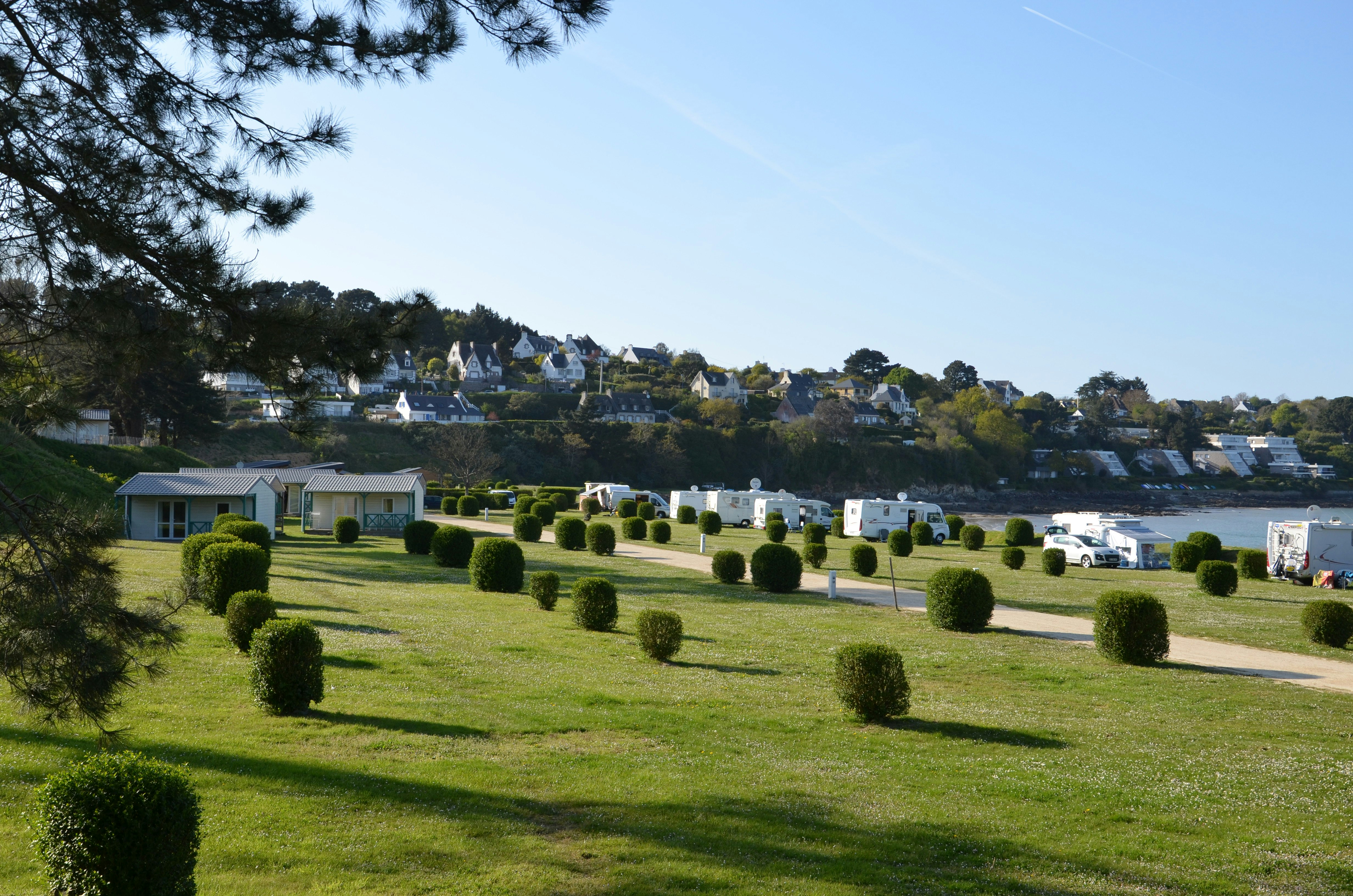 Camping du Fond de la Baie - Wohnmobil- und Wohnwagenstandplätze auf der Wiese