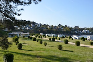 Camping du Fond de la Baie - Wohnmobil- und Wohnwagenstandplätze auf der Wiese