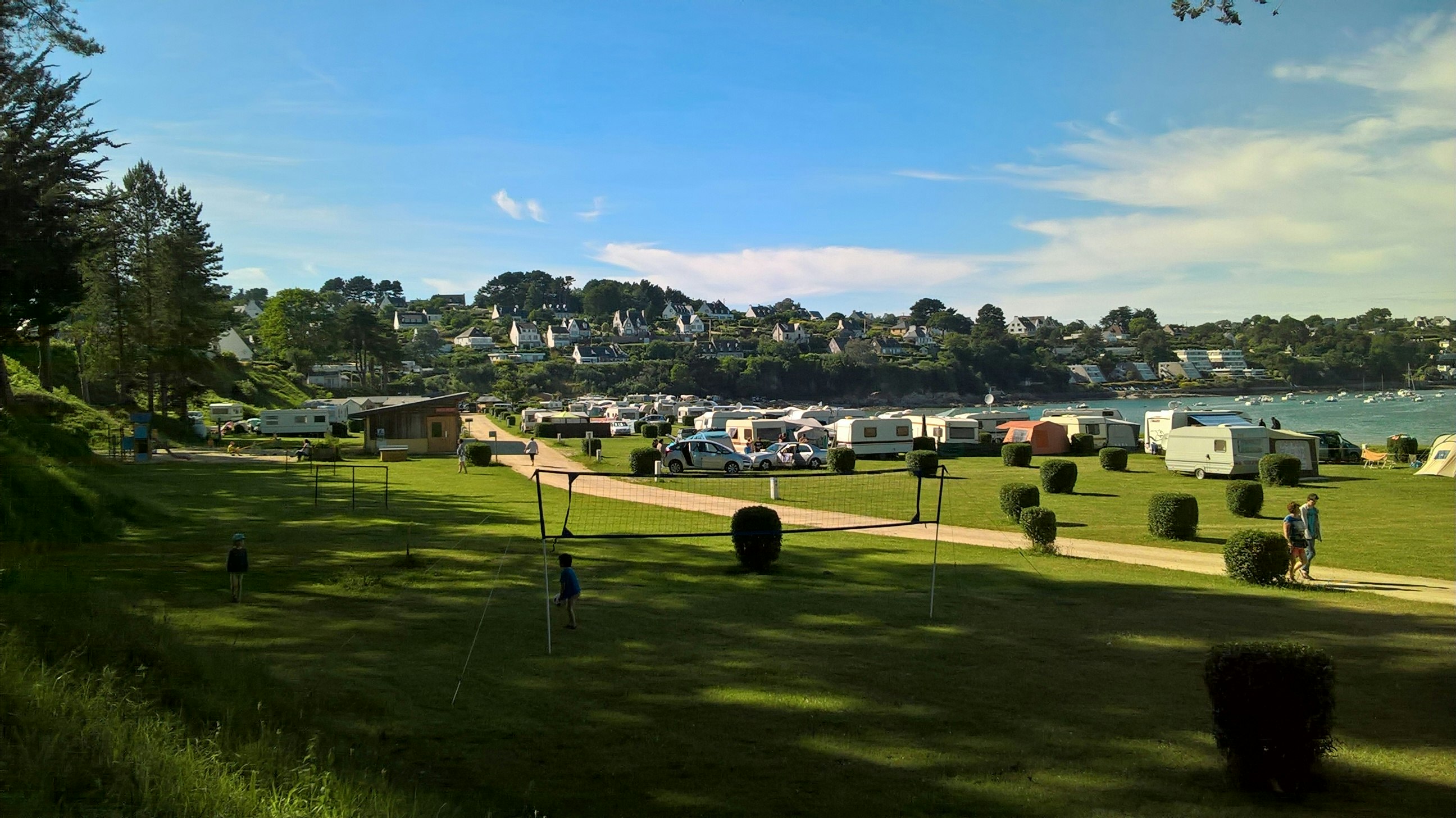 Camping du Fond de la Baie - Wohnmobil- und Wohnwagenstandplätze auf der Wiese