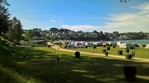 Camping du Fond de la Baie - Wohnmobil- und Wohnwagenstandplätze auf der Wiese