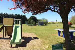 Camping du Futur - Spielplatz auf dem Campingplatz mit Rutsche, Volleyballfeld und Tischtennisplatte