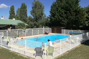 Camping du Futur - Swimmingpool mit schwimmenden Campern