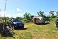 Camping du Golf  -  Wohnwagen auf dem Stellplatz vom Campingplatz auf grüner Wiese