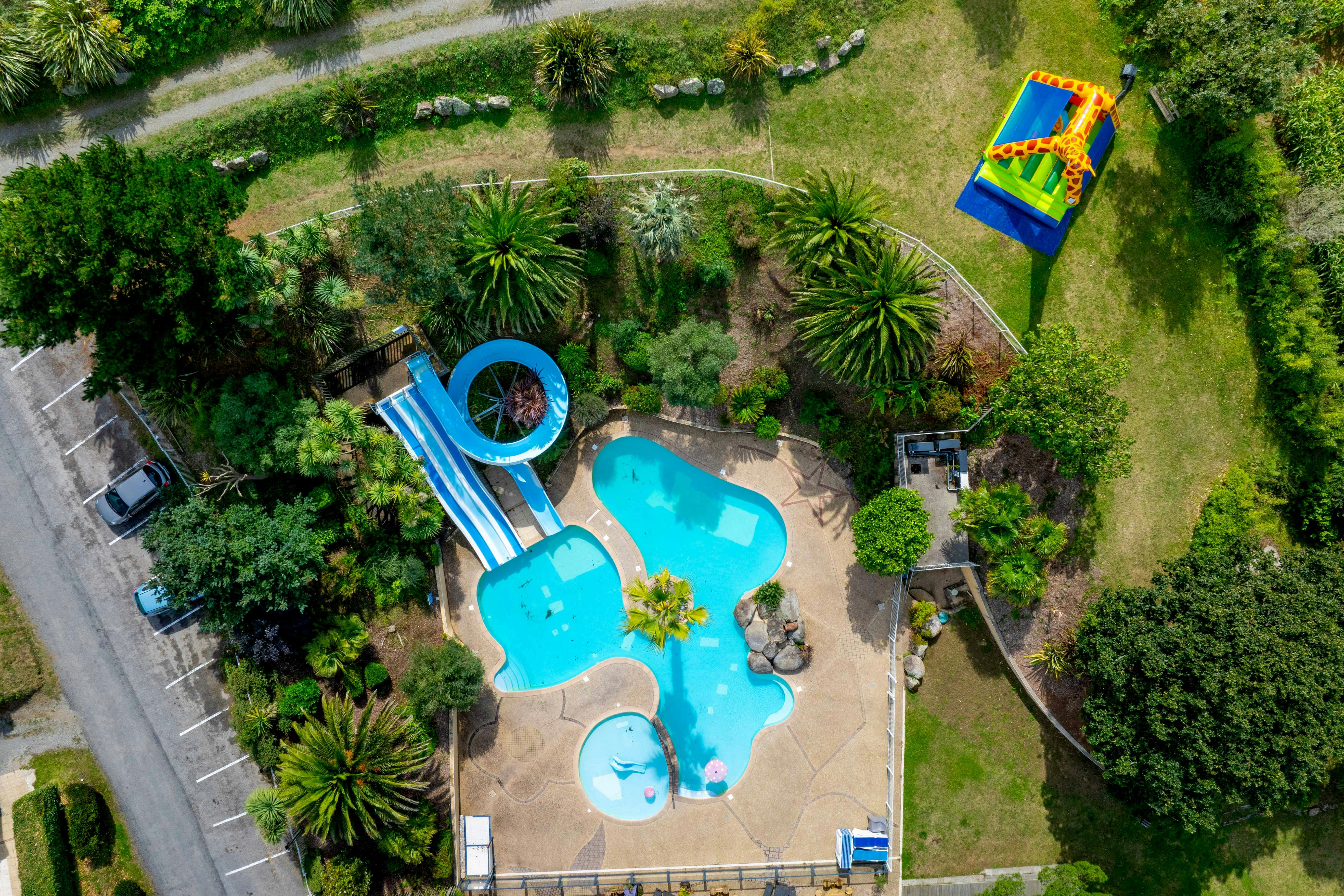 Camping du Goulet  - Luftaufnahme des Campingplatzes mit Freibad