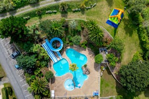 Camping du Goulet - Luftaufnahme des Campingplatzes mit Freibad