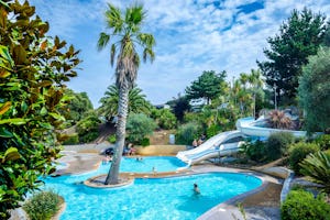 Camping du Goulet - Rutschen im Wasserpark des Campingplatzes
