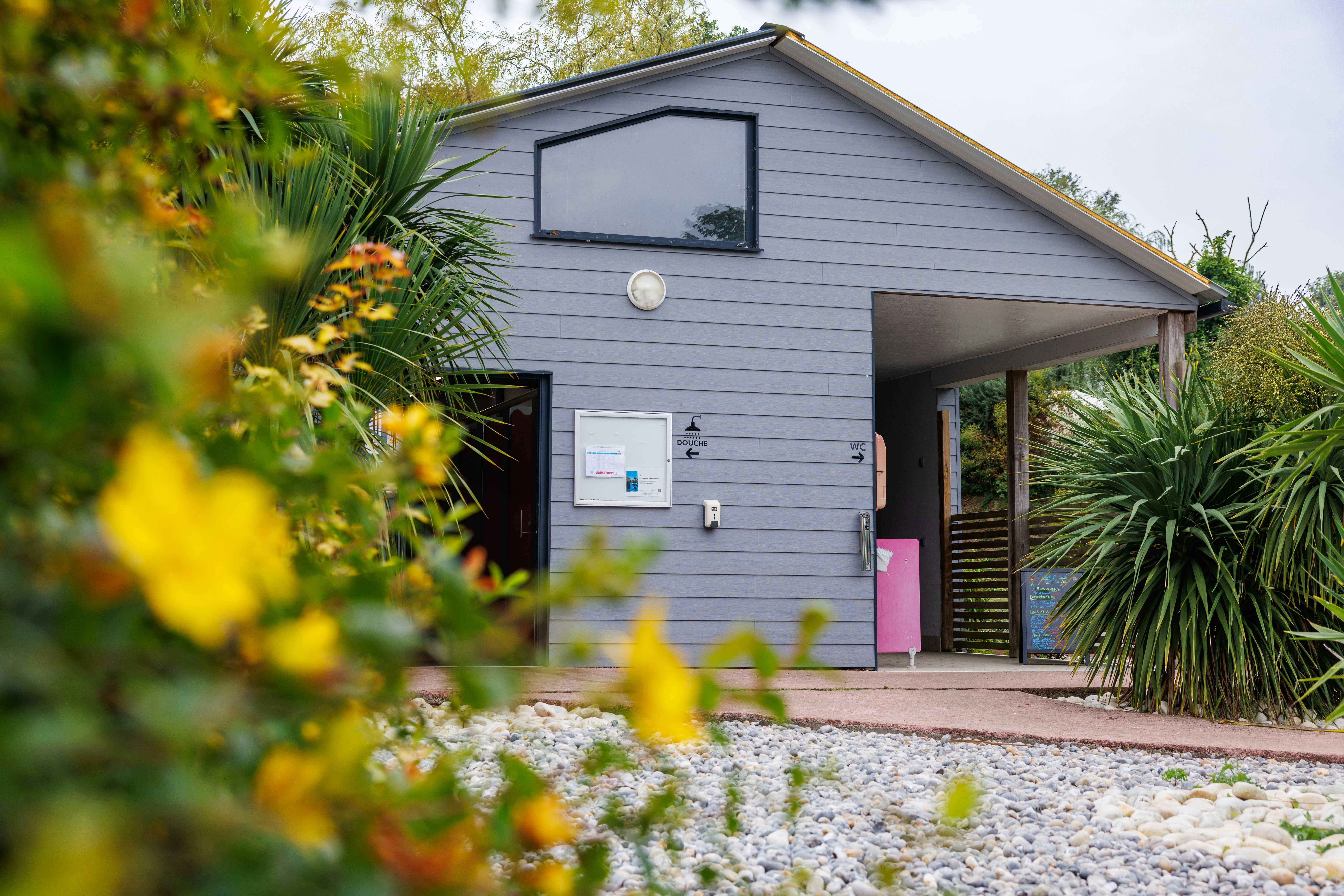 Camping du Goulet - Sanitärgebäude auf dem Campingplatz