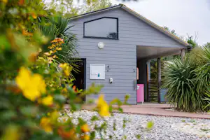 Camping du Goulet - Sanitärgebäude auf dem Campingplatz