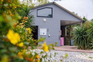 Camping du Goulet - Sanitärgebäude auf dem Campingplatz